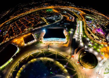 Sochi, Rusya - 5 Eylül 2021: Buzdağı - Buz Spor Sarayı. Sochi Autodrom pisti, Gökkuşağı Köprüsü. Gece aydınlatması. Hava görünümü