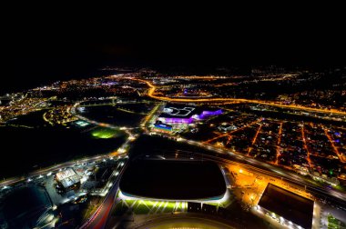 Sochi, Rusya - 5 Eylül 2021: Adler Arena, hız pateni merkezi. Sirius Üniversitesi. Gece aydınlatması. Hava görünümü