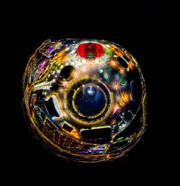 Sochi, Rusya - 5 Eylül 2021: Olimpiyat Alevi ve Şarkı Söyleyen Çeşme Kupası. Bir gösteri var. Arena Fisht. Kırmızı aydınlatma. İyi geceler. 360 derece gökyüzü panoramik asteroidi