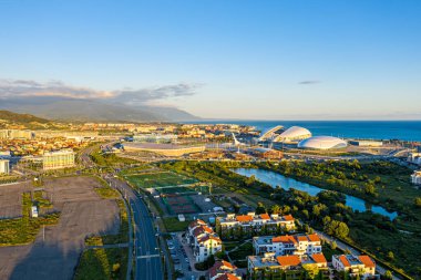 Sochi, Rusya - 4 Eylül 2021 Olimpiyat Köyü. Olympic Park 'ın panoramik manzarası. Sirius Bölgesi. Gün batımı zamanı. Hava görünümü