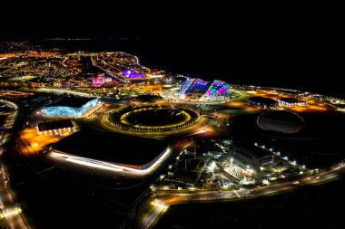 Sochi, Rusya - 4 Eylül 2021 Olimpiyat ateşi kase, Sochi Autodrom pisti, Fisht Arena. Büyük buz sarayı. Buzdağı. Sochi 'deki Olimpik Park. Sirius Bölgesi. Gece aydınlatması. Hava Filosu