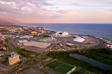 Sochi, Rusya - 5 Eylül 2021: Sochi Olimpiyat Parkı 'nın havacılık panoraması. Olympic Flame Bowl, Fisht Arena ve diğer yapılar. Gün batımı zamanı