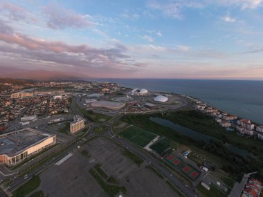 Sochi, Rusya - 5 Eylül 2021: Sochi Olimpiyat Parkı 'nın havacılık panoraması. Olympic Flame Bowl, Fisht Arena ve diğer yapılar. Gün batımı zamanı