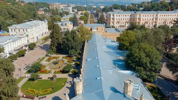 Kislovodsk, Rusya - 30 Ağustos 2021: Çiçekli ve yürüyen insanlar ile Kurortny Bulvarı  