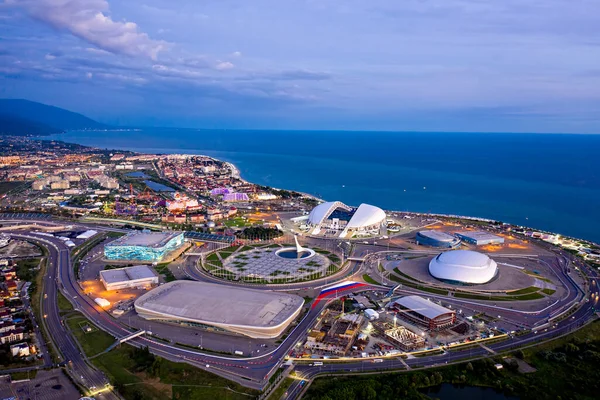 Sochi, Rusya - 5 Eylül 2021 Olimpiyat Ateşi, Fisht Arena. Sochi 'deki Olimpik Park. Sirius Bölgesi. Gün batımından sonra hava görüntüsü