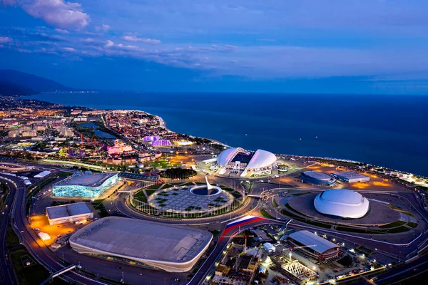Sochi, Rusya - 5 Eylül 2021 Olimpiyat Ateşi, Fisht Arena. Sochi 'deki Olimpik Park. Sirius Bölgesi. Gün batımından sonra hava görüntüsü