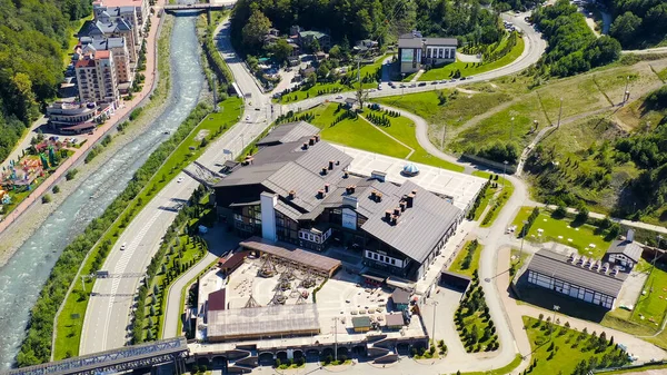 Sochi, Rusya - 10 Eylül 2021: Alpika Servis - Kablo Araba İstasyonu, Rosa Khutor. Yaz. Mzemta Nehri Vadisi, Hava Görüntüsü  