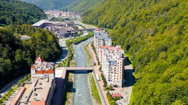 Sochi, Rusya - 10 Eylül 2021 Rosa Khutor Köyü. Yaz. Mzemta Nehri Vadisi, Hava Görüntüsü  