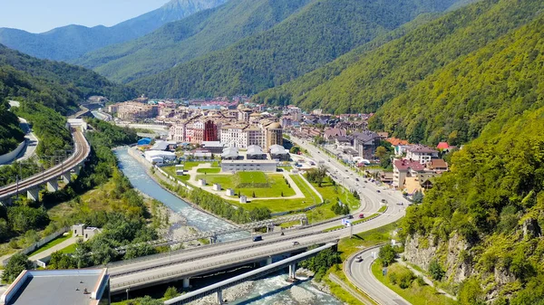 Sochi, Rusya - 10 Eylül 2021: Krasnaya Polyana köyü. Yaz. Mzemta Nehri Vadisi, Hava Görüntüsü  