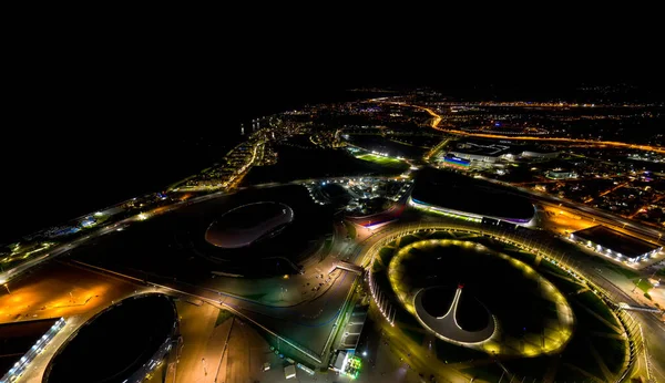 Sochi, Rusya - 4 Eylül 2021: Sochi Autodrom pisti, Buzdağı - Buz Spor Sarayı. Sochi 'deki Olimpik Park. Sirius Bölgesi. Gece aydınlatması. Hava görünümü