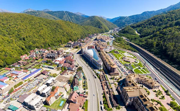 Sochi, Rusya - 10 Eylül 2021: Krasnaya Polyana. Mzymta Nehri Vadisi. Hava görünümü