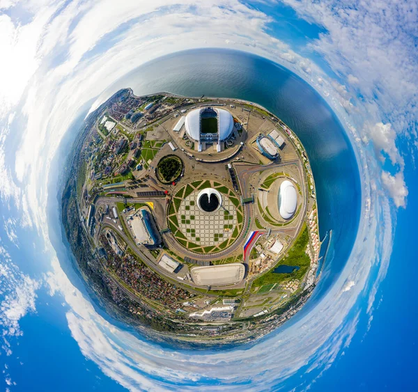 Sochi, Rusya - 6 Eylül 2021 Olimpik Soçi Parkı. Olympic Flame Bowl, Fisht Arena 'da. Medal Square, Sochi Autodrom pisti. Sabah saatleri. 360 derece gökyüzü panoramik asteroidi