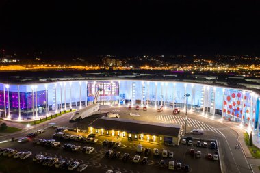 Sochi, Rusya - 5 Eylül 2021: Sirius - Bilim ve Sanat Parkı. Sirius Üniversitesi. Uzay gemisi Buran 'ın planı. Gece aydınlatması. Hava görünümü