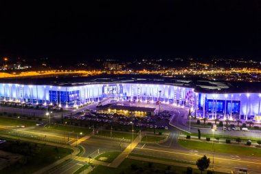 Sochi, Rusya - 5 Eylül 2021: Sirius - Bilim ve Sanat Parkı. Sirius Üniversitesi. Uzay gemisi Buran 'ın planı. Gece aydınlatması. Hava görünümü