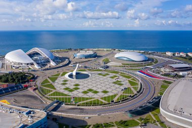 Sochi, Rusya - 6 Eylül 2021 Olimpik Soçi Parkı. Olympic Flame Bowl, Fisht Arena 'da. Medal Square, Sochi Autodrom pisti. Sabah saatleri. Hava görünümü