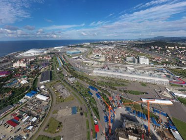 Sochi, Rusya - 6 Eylül 2021 Olimpik Soçi Parkı. Olympic Flame Bowl, Fisht Arena 'da. Medal Square, Sochi Autodrom pisti. Sabah saatleri. Hava görünümü