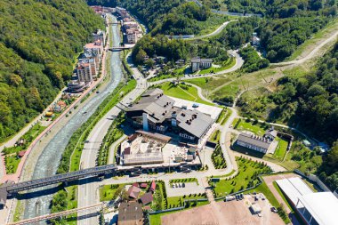 Soçi, Rusya - 10 Eylül 2021: Gazprom (Alpika-Service). Kablolu araba istasyonu. Rosa Khutor. Mzymta Nehri Vadisi. Hava görünümü
