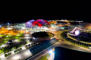 Sochi, Rusya - 5 Eylül 2021: Olimpiyat Alevi ve Şarkı Söyleyen Çeşme Kupası. Bir gösteri var. Arena Fisht. Çok renkli bir aydınlatma. Gece