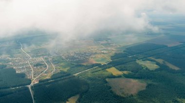 Rusya, Ural. Orman üzerinde uçuş, tarla yolu. Bulutların gölgeleri. Bulutların arasında uçuyor, Hava Görüntüsü  
