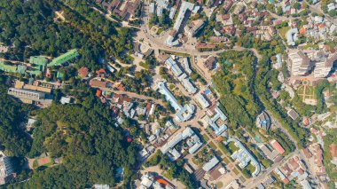 Kislovodsk, Rusya. Narzan Galerisi - XIX yüzyılının mimari bir anıtı, havadan bakıldığında Kislovodsk şehrinin tatil parkında yer alıyor.  