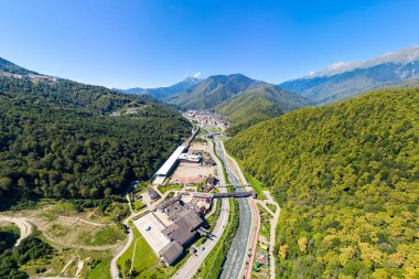 Sochi, Rusya. Rosa Khutor, tren istasyonu. Rosa Khutor. Mzymta Nehri Vadisi. Hava görünümü
