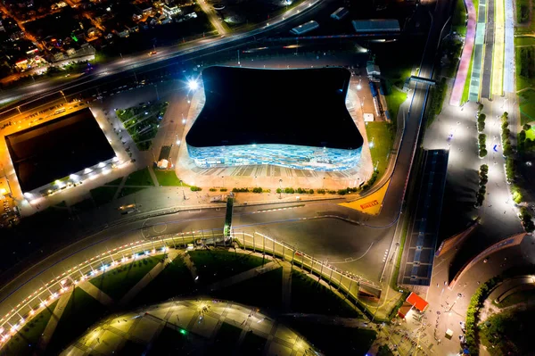 Sochi, Rusya - 5 Eylül 2021: Buzdağı - Buz Spor Sarayı. Sochi Autodrom pisti, Gökkuşağı Köprüsü. Gece aydınlatması. Hava görünümü