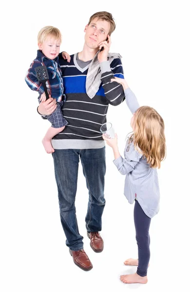 Arbeitender Papa mit Kindern — Stockfoto