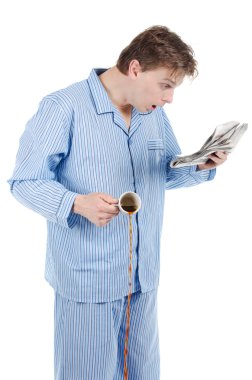 adam sabah gazetesini okumaya ve korkuyor