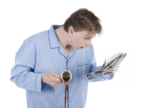 Hombre leyendo el periódico matutino y tiene miedo —  Fotos de Stock