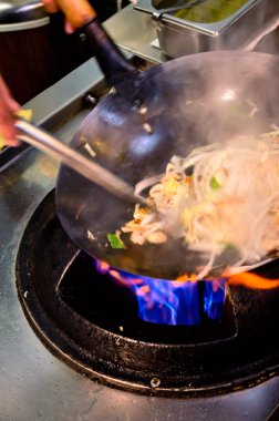 wok tavada gıda hazırlama