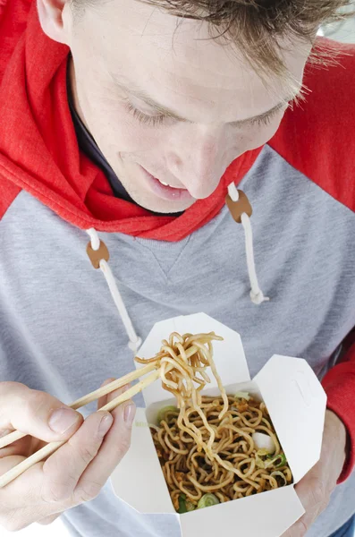 Man eating take away noodles — Stock Photo, Image