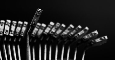 dolar işareti üzerinde eski bir daktilo makinesi