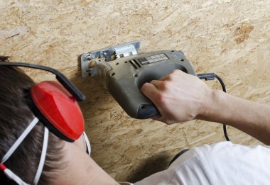 kontrplak elektrikli testere ile kesme