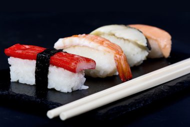suşi yemek çubukları ile