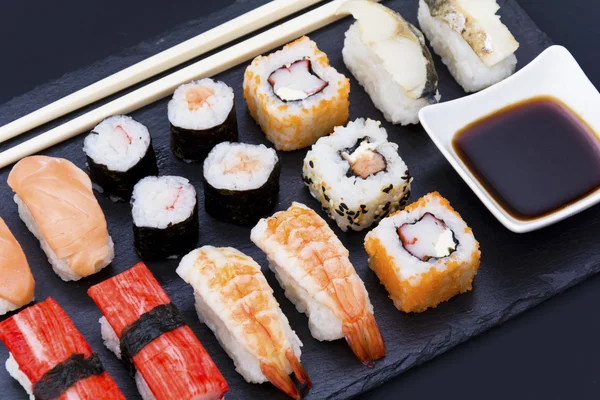 Placa de piedra negra con sushi — Foto de Stock
