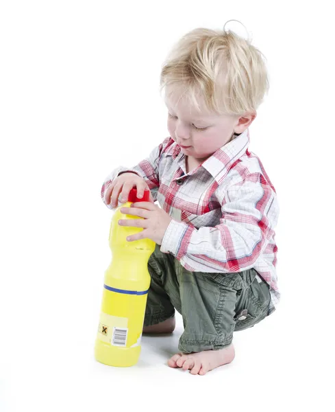 Toksik temizlik malzemeleri ile oynayan çocuk — Stok fotoğraf