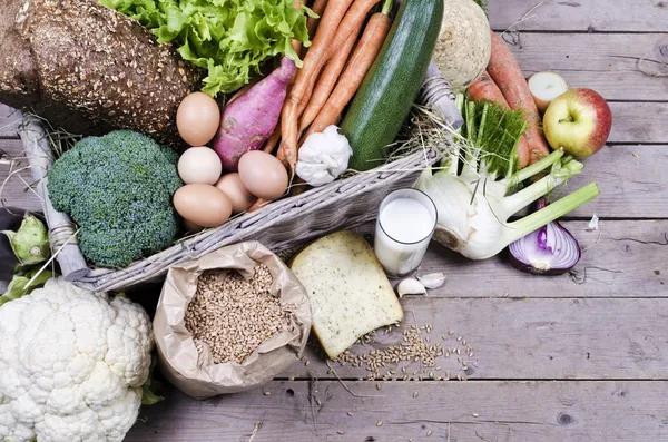 Organik sebze, süt, yumurta ve peynir — Stok fotoğraf