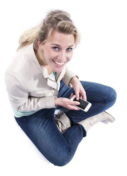 Mujer joven con smartphone — Foto de Stock