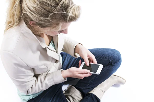 Jovem mulher com smartphone — Fotografia de Stock