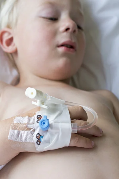 Ziek jongetje in het ziekenhuis — Stockfoto