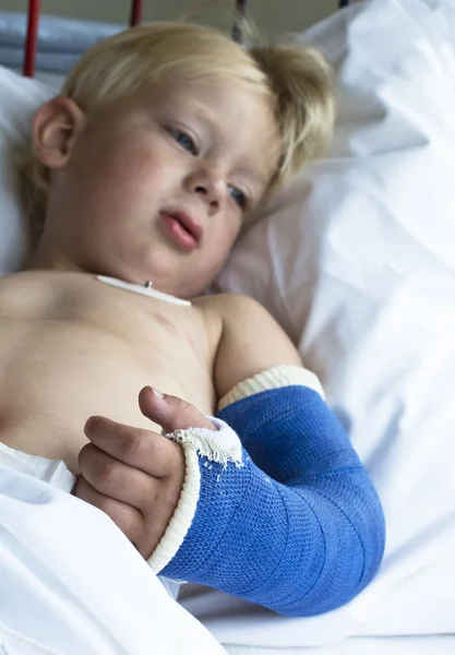 Kleiner Junge im Krankenhaus — Stockfoto