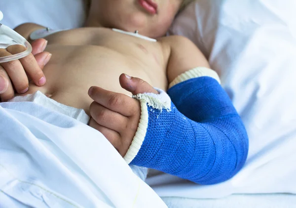 Kleiner Junge im Krankenhaus — Stockfoto