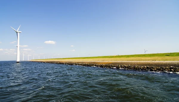 Альтернативная энергия ветряными мельницами у воды — стоковое фото