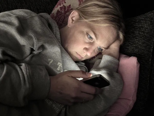 Nő a smartphone éjjel — Stock Fotó