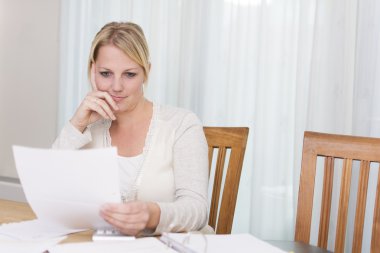 Kadın borçları hakkında endişeli