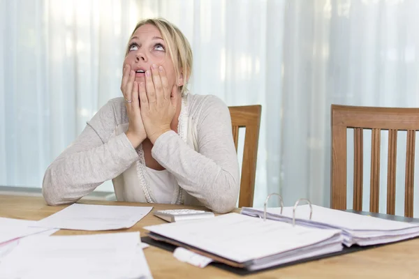 Mulher com problemas financeiros . — Fotografia de Stock