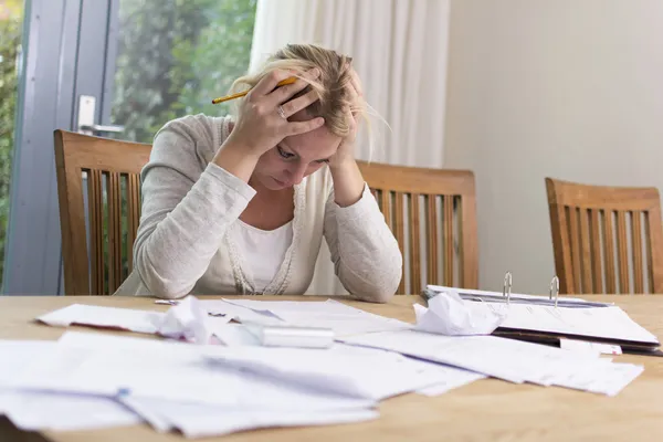 Mulher com problemas financeiros . — Fotografia de Stock