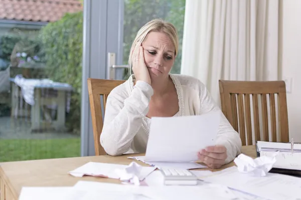 Frau sorgt sich um Schulden — Stockfoto