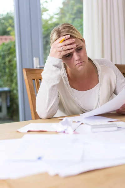 Mujer preocupada por las deudas — Foto de Stock