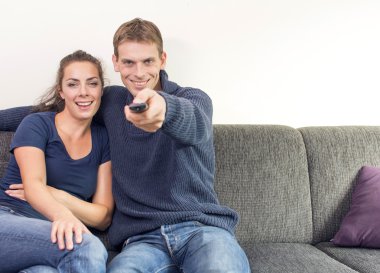 tv izlerken kadın ve erkek